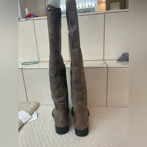 Pour La Victoria Myles. Grey extreme graze. - Picture 3 of 6